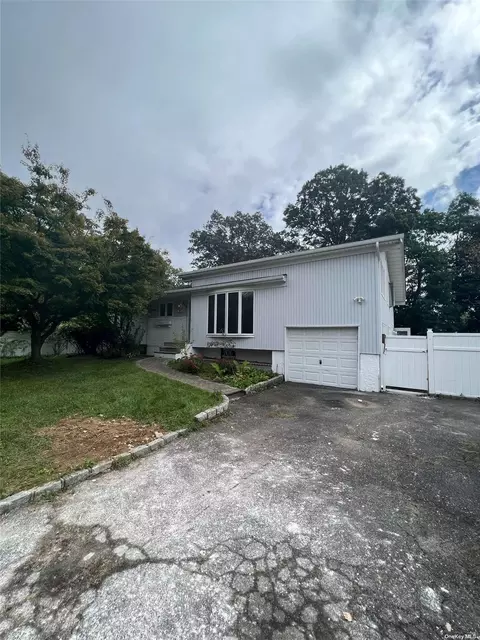 216 Prairie Dr, North Babylon, NY 11703