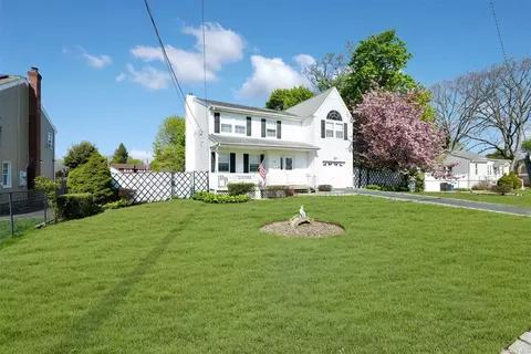 48 Livingston St, Deer Park, NY 11729