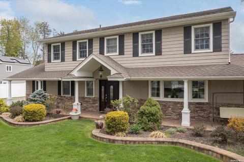 8 Meadowrue Ln, East Northport, NY 11731