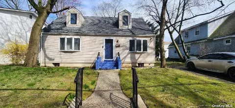 123 Pinelake Dr, West Hempstead, NY 11552