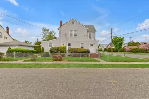22 Bergen St, Floral Park, NY 11001