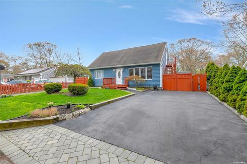 8 Edwards Rd, Mastic Beach, NY 11951