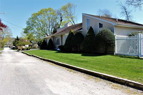 6 Lakeview Pl, Center Moriches, NY 11934