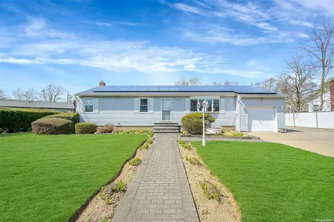 77 Winchester Dr, Lindenhurst, NY 11757