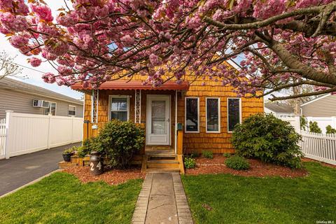 24 Marionette Walk, Lindenhurst, NY 11757