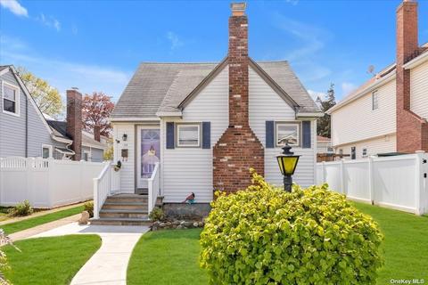 128 Beach Dr, Merrick, NY 11566 | 16 Photos | MLS #3474052 - Movoto
