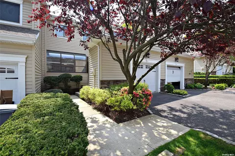 42 Villas Cir #42, Melville, NY 11747