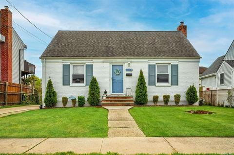 207 9th St, Hicksville, NY 11801