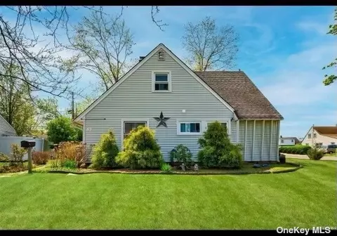 83 Bucket Ln, Levittown, NY 11756
