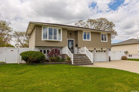 109 N Jefferson Ave, Lindenhurst, NY 11757