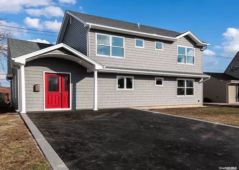 19 Bond Ln, Hicksville, NY 11801