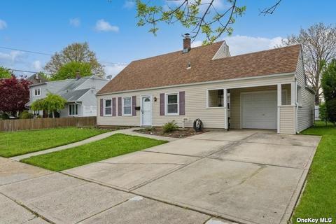 19 Anvil Ln, Levittown, NY 11756