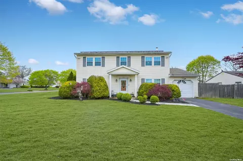 1 Osprey Dr, Patchogue, NY 11772