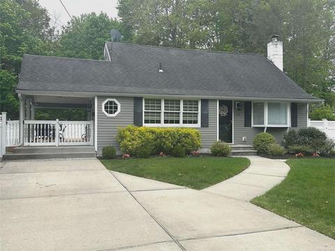 34 Armell St, Huntington Station, NY 11746