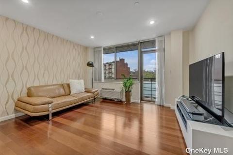 31-32 Union St #3G, Flushing, NY 11354