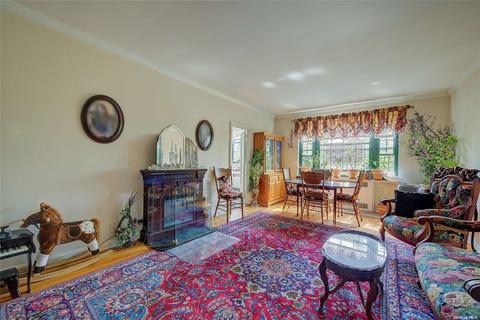 94-11 69th Ave #302, Forest Hills, NY 11375