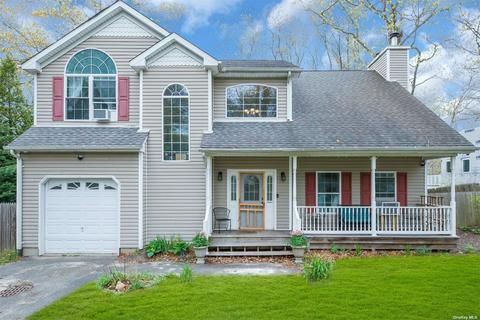 15 Overlook Dr, Mastic, NY 11950