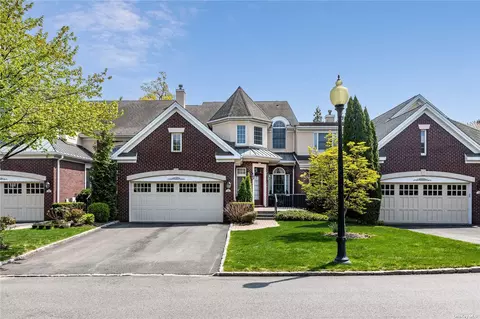 72 Kensington Cir, Manhasset, NY 11030