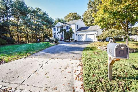 12 Sheri Ct, Farmingville, NY 11738