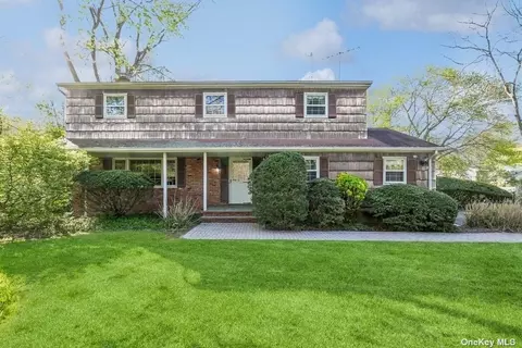 155 Parkway N Dr, Commack, NY 11725