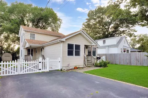 813 Centre Ave, Lindenhurst, NY 11757