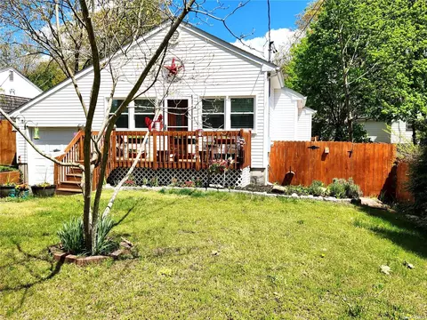 61 Wauwepex Trl, Ridge, NY 11961