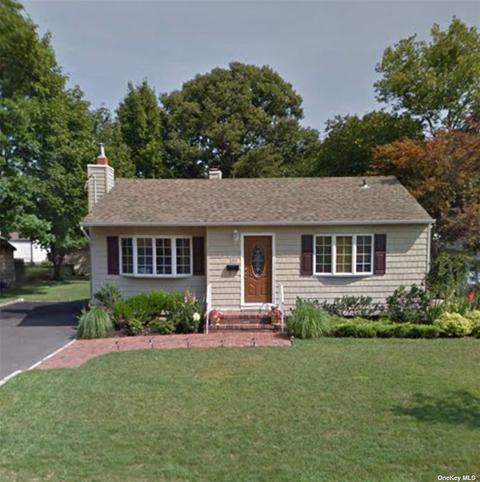 189 Locust Dr, Bay Shore, NY 11706