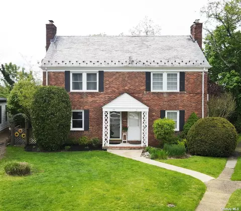 25 Bayview Ct, Manhasset, NY 11030