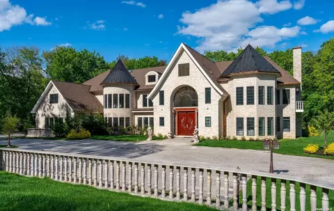 2 Brook Ln, Brookville, NY 11545