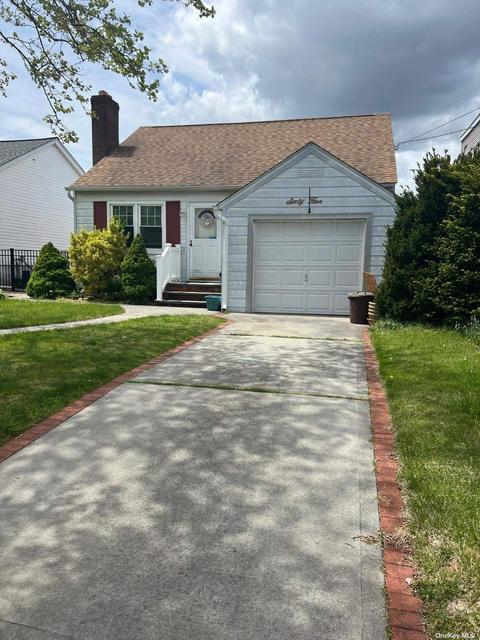 65 Biltmore Blvd, Massapequa, NY 11758