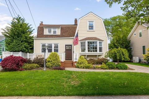 486 S 1st St, Lindenhurst, NY 11757