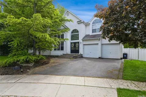 23 Hyacinth Ct, Melville, NY 11747
