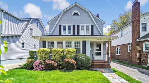 49 Beech St, Floral Park, NY 11001