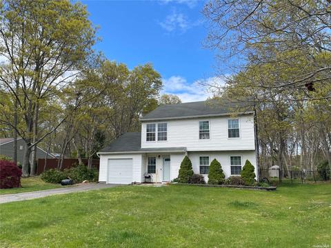 58 Marc Dr, Ridge, NY 11961