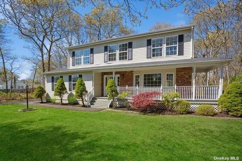 20 Margin W Dr, Shirley, NY 11967
