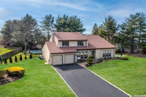 8 Eastwood Pl, Commack, NY 11725