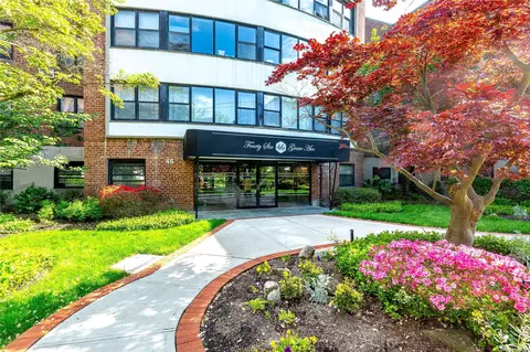 46 Grace Ave #2N, Great Neck, NY 11021