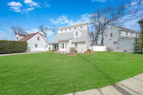 9 Pine Ln, Valley Stream, NY 11581