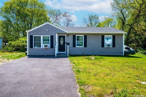 18 20th Ave, Bay Shore, NY 11706