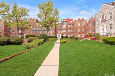 104 S Village Ave #2E, Rockville Centre, NY 11570