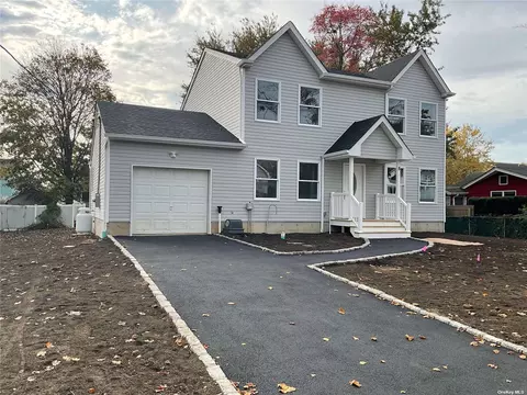 8 Narcissus W Rd, Mastic Beach, NY 11951