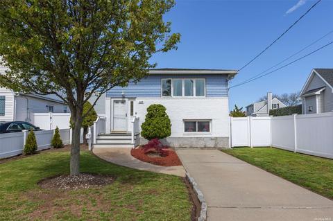 510 Granada Pkwy, Lindenhurst, NY 11757