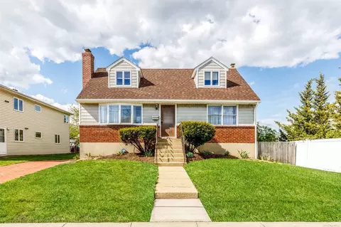 325 Bungalow Pl, Oceanside, NY 11572