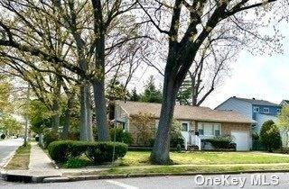 403 N Greene Ave, Lindenhurst, NY 11757