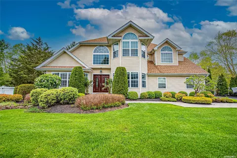 71 Sweetgum Ln, Miller Place, NY 11764