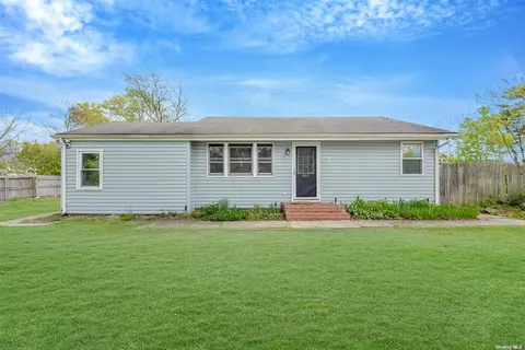 215 Carroll Ave, Ronkonkoma, NY 11779