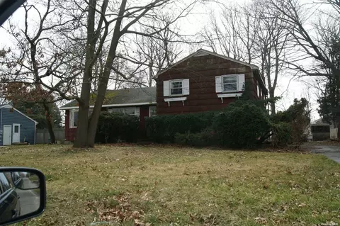 92 Ocean Ave, Bay Shore, NY 11706