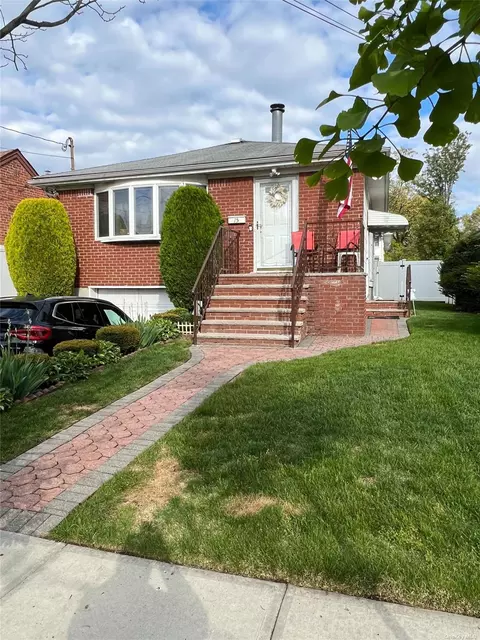 15 Nassau Ct, Valley Stream, NY 11580