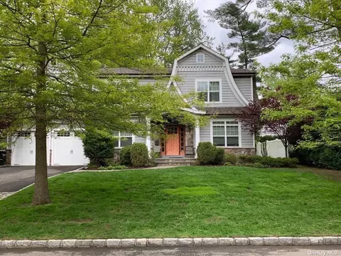 30 W Ridge Dr, Roslyn, NY 11576