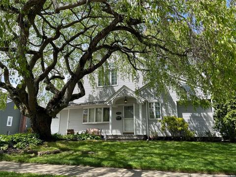 3939 Maplewood Dr, Seaford, NY 11783